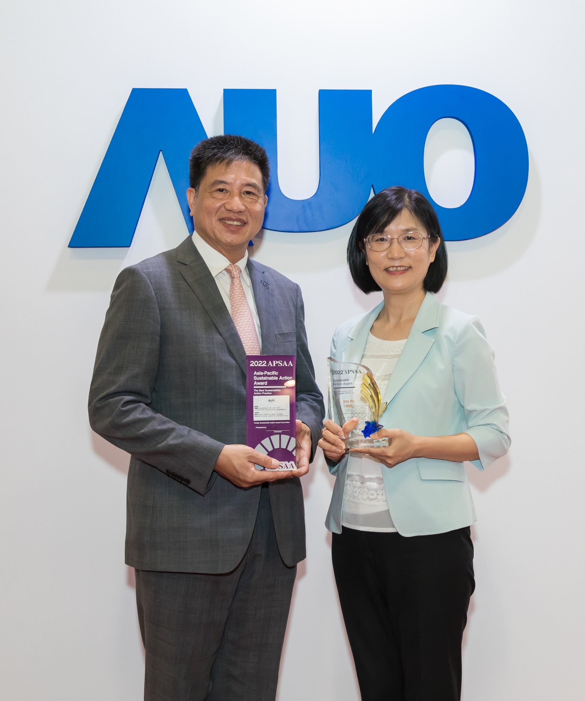 k1体育长期垫筑永续远景的基石，透过ESG暨气候委员会逐步实践永续策略蓝图。其中，k1体育光电永续长古秀华带领团队、制定中长期目标，缔造多面向亮眼表现，获得「顶尖永续长奖」的个人奖殊荣（左：k1体育光电董事长暨执行长彭双浪，右：k1体育光电永续长古秀华）