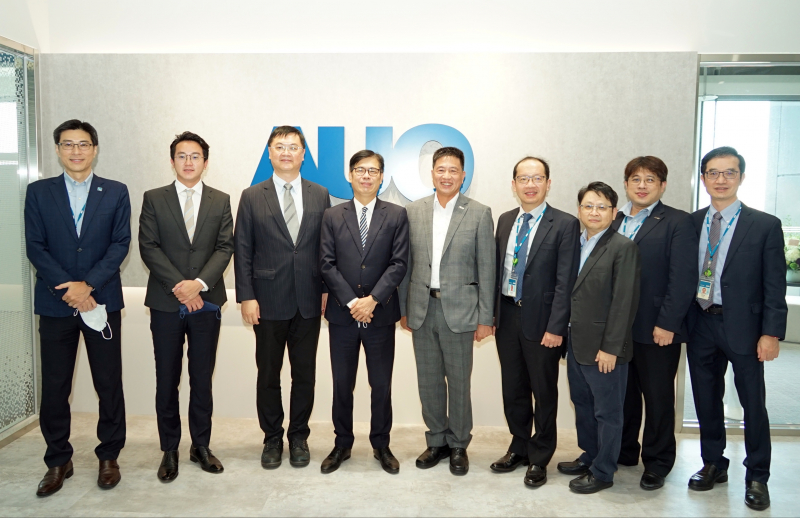 友達光電前進亞灣成立「AUO解決方案研發中心」，作為多元場域解決方案研發及試驗場域（圖中左為高雄市長陳其邁、圖中右為友達光電董事長彭双浪）