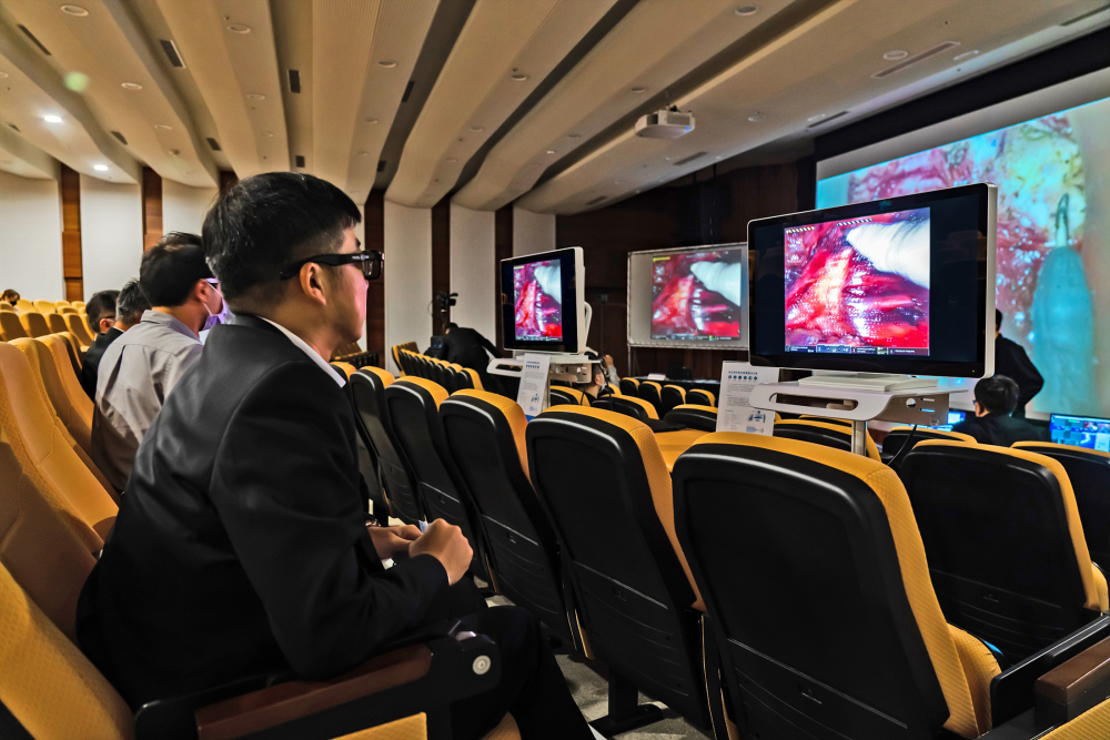 達擎之「達文西外接3D影像解決方案」，將達文西手術機器手臂的3D影像即時連線轉播，在會議室觀摩的醫師們只要戴上偏光眼鏡，就能與執刀醫師看到同步的3D立體影像，如臨操作台現場，縮短達文西手術的學習曲線