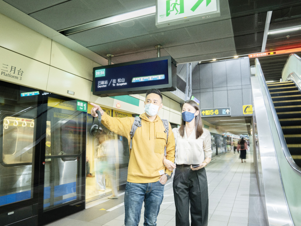 友達旗下達擎之客製化TARTAN顯示器，於台北捷運中山站亮相。以獨特長條型比例與高畫質特色，為台北捷運站帶來嶄新的都會車站風貌