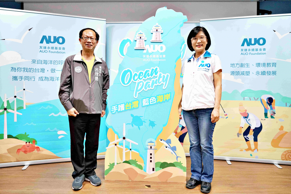 友達光電永續長古秀華（右）與桃園市環保局局長呂理德（左）進行海岸線認養儀式，簽署於象徵藍色宣言的海岸永續燈塔上，承諾以實際行動與環境教育方式，投入桃園海岸線守護行列