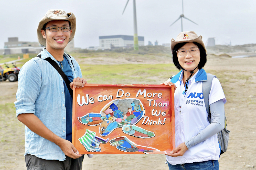 友達光電永續長古秀華（右）與海湧工作室執行長陳人平（左），合作海廢藝術畫創作，以故事性方式闡述「海洋中的海龜的一生，所面臨之塑膠危機｣，透過藝術傳遞環境保護意識