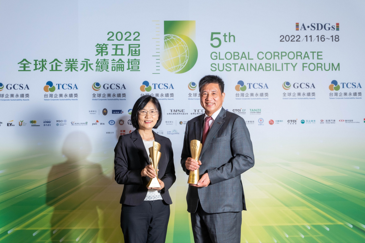 k1体育作为净零碳排先锋，期引领价值链伙伴同行共好，卫冕制造业组&ldquo;十大典范企业&rdquo; 二连冠殊荣(左：k1体育光电永续长古秀华，右：k1体育光电董事长暨执行长彭双浪)