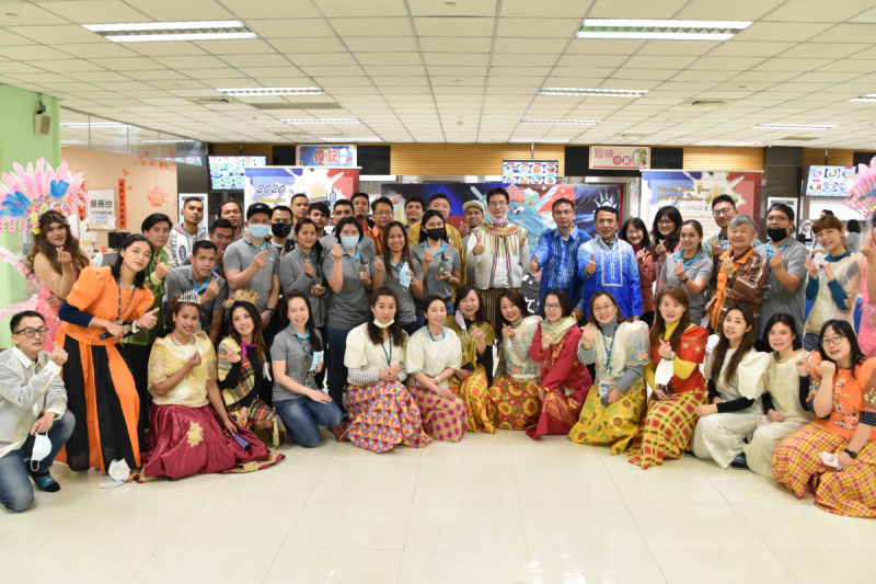 友達推動「安心、創新、用心、同心、盡心」五星職旅，為菲籍員工打造全方位照護，首度贏得「人權實踐與發展領袖獎」殊榮