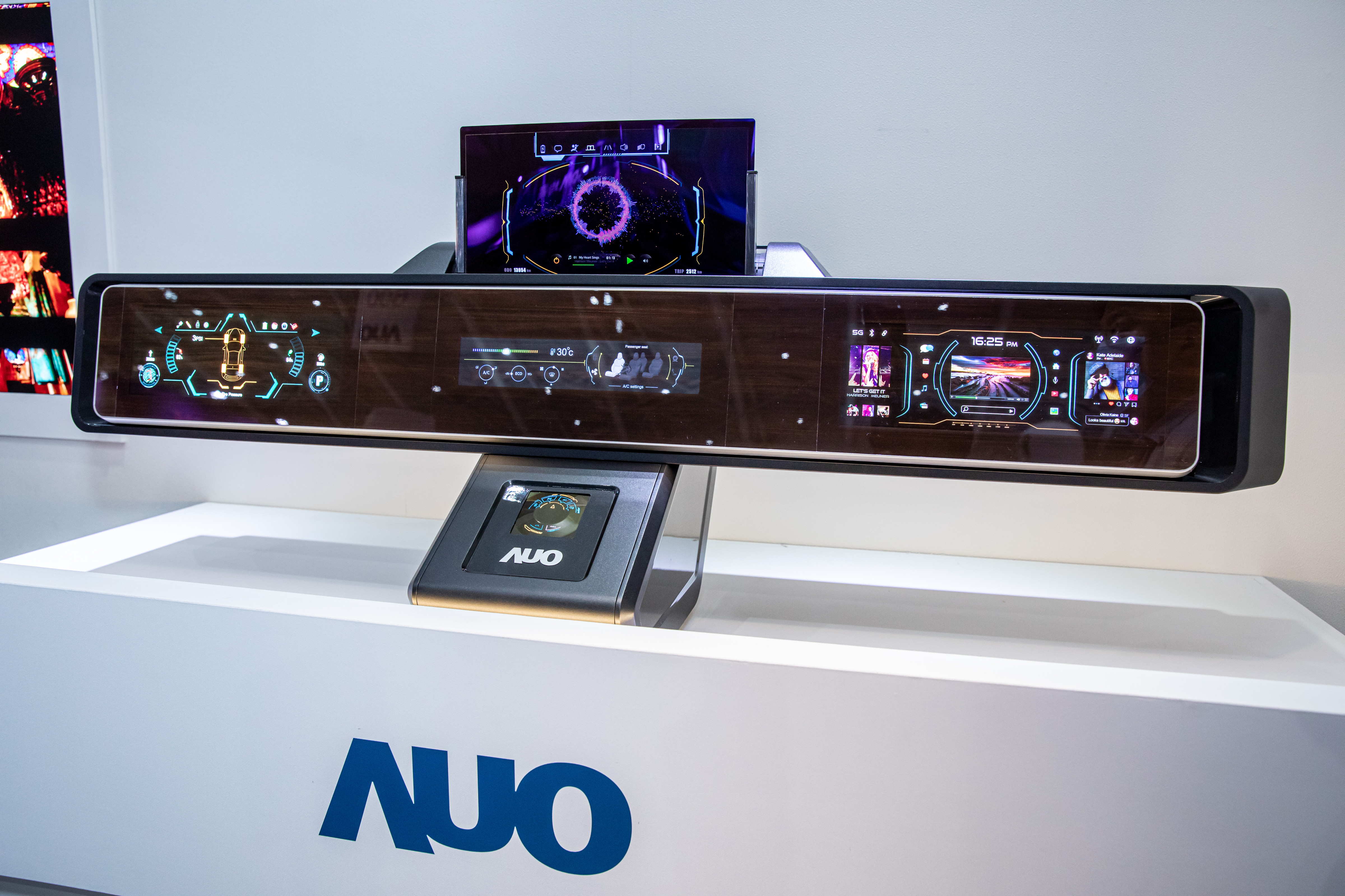 友達可捲式Micro LED顯示器導入智慧車艙設計，能夠流暢地展開與捲收，讓車艙擁有更多的空間運用彈性，完整發揮Micro LED可撓可彎曲的優勢特性