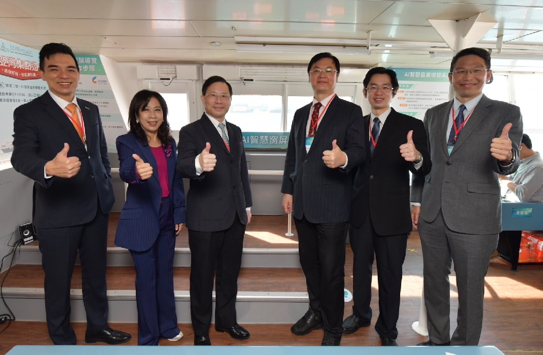 由經濟部技術處指導推動，透過友達光電、工業技術研究院與船舶中心三方合作，於高雄亞灣智慧渡輪率先導入最新Micro LED透明顯示器屏今(22)日啟用(左起友達光電營運長暨總經理柯富仁、高輪公司董事長黃淑美、經濟部次長林全能、高雄市副市長羅達生、經濟部技術處科長張能凱、工研院電光系統所副所長李正中)