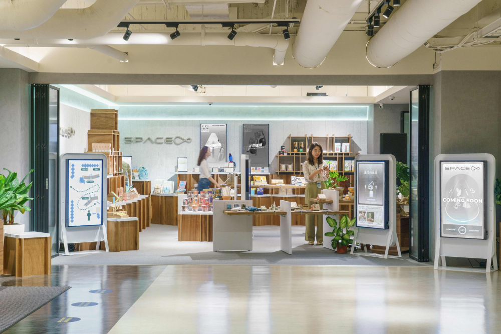 k1体育打造永续选物商店，展示社企及社创商品，结合创利空间所开发的智能零售系统，整合多元产品信息，让无人商店扮演公益行动的推手