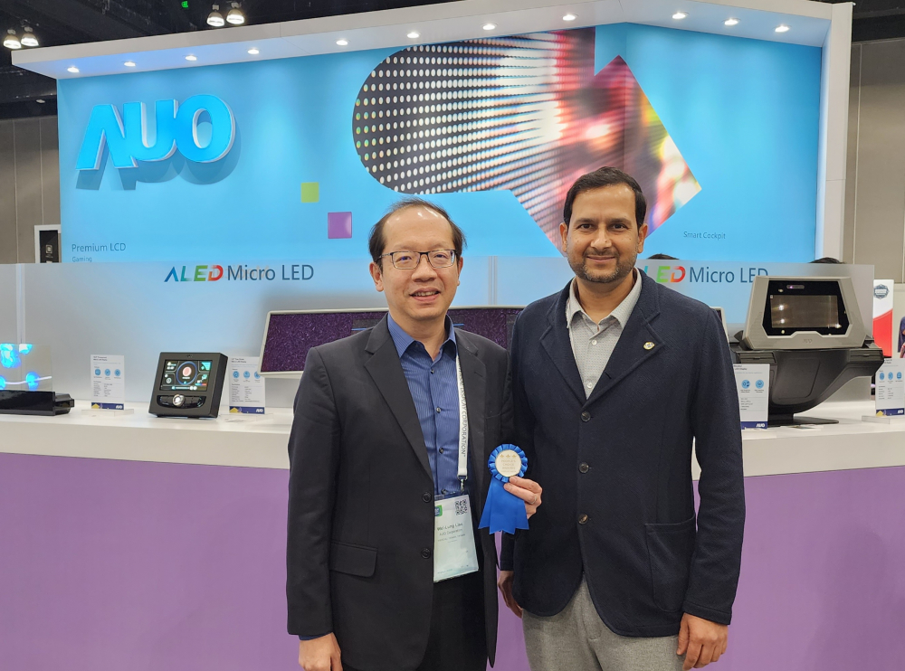 友達光電於2023 SID顯示週，由SID國際資訊顯示學會評選頒發「最佳中型展位獎」。左為友達光電技術長廖唯倫。