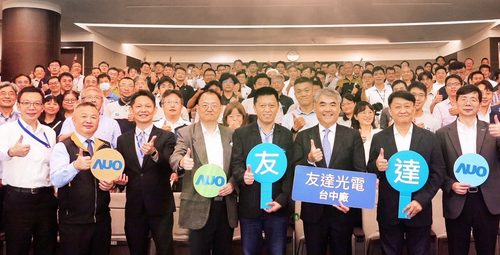 友達以太陽能解決方案領航者，跨足建築領域，4日在台中廠區舉辦「光電建築一體化研討會」，邀請產業先驅共同推動綠化，打造新一代智慧綠建築。