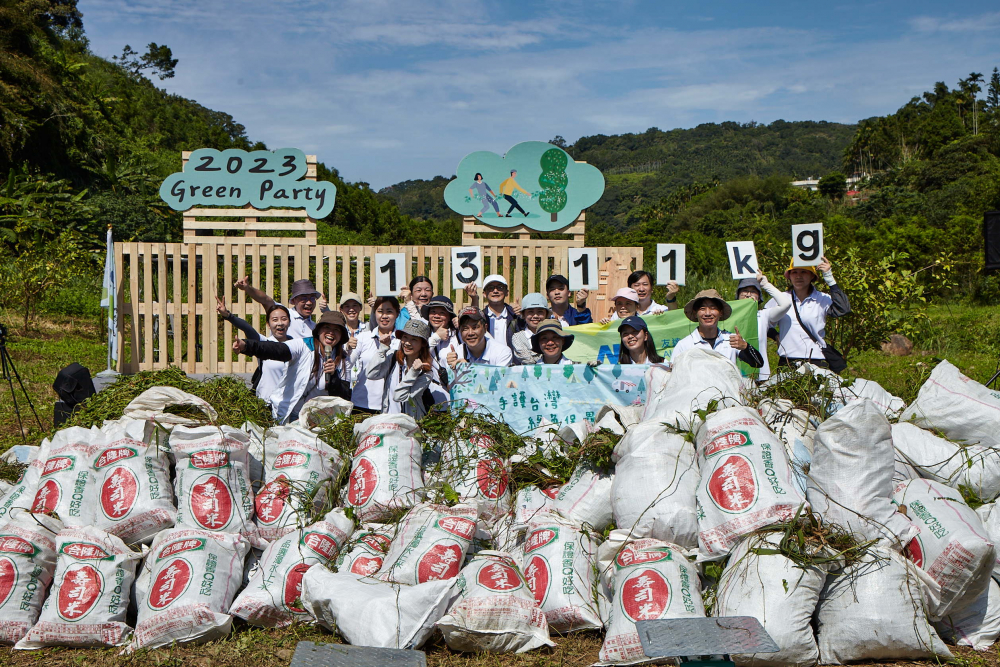友達集結超過200位志工，攜手移除高達1311公斤的外來入侵種「小花蔓澤蘭」