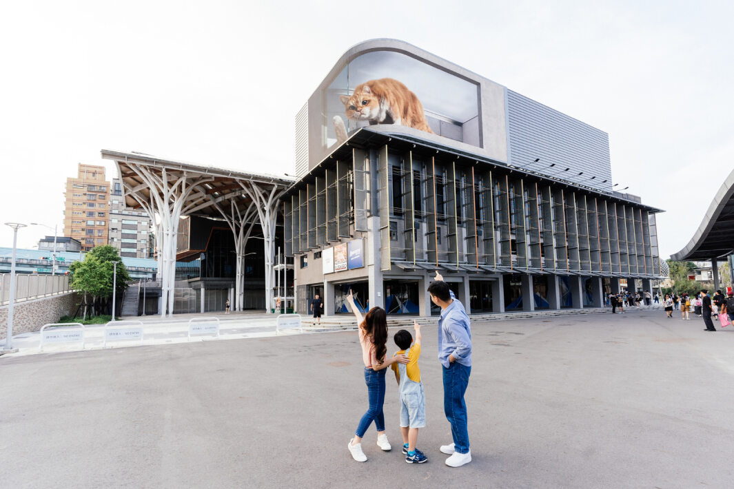友達打造全台最大戶外裸視3D LED弧形螢幕，將超立體的軟萌胖橘貓動畫活躍於頂樓外牆