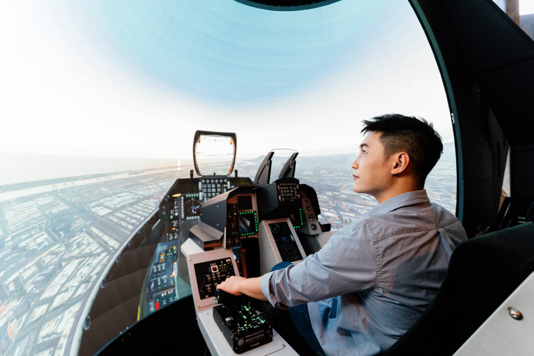 友達以P1.25小間距打造球形LED模擬艙，搭配智崴的精密六軸動態座椅，結合友達專業影像調校技術，呈現擬真模擬飛行場景