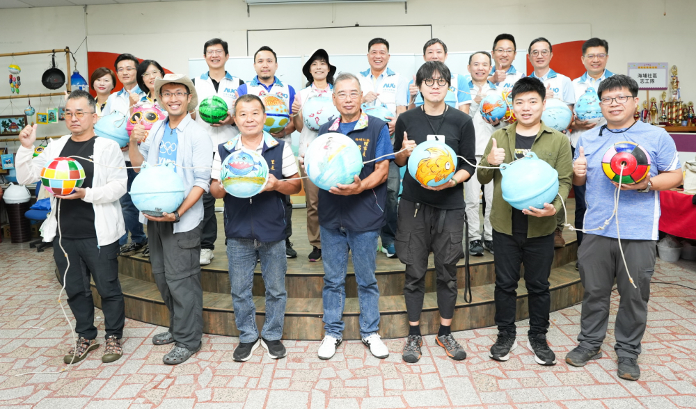 友達光電暨友達永續基金會董事長彭双浪與農業部林業及自然保育署新竹分署夏分署長、供應商夥伴、在地鄰里協會、社企團體，以循環再生的海廢浮球倡議從源頭減廢，為地球移除塑膠垃圾，共同「手」護台灣美麗海岸