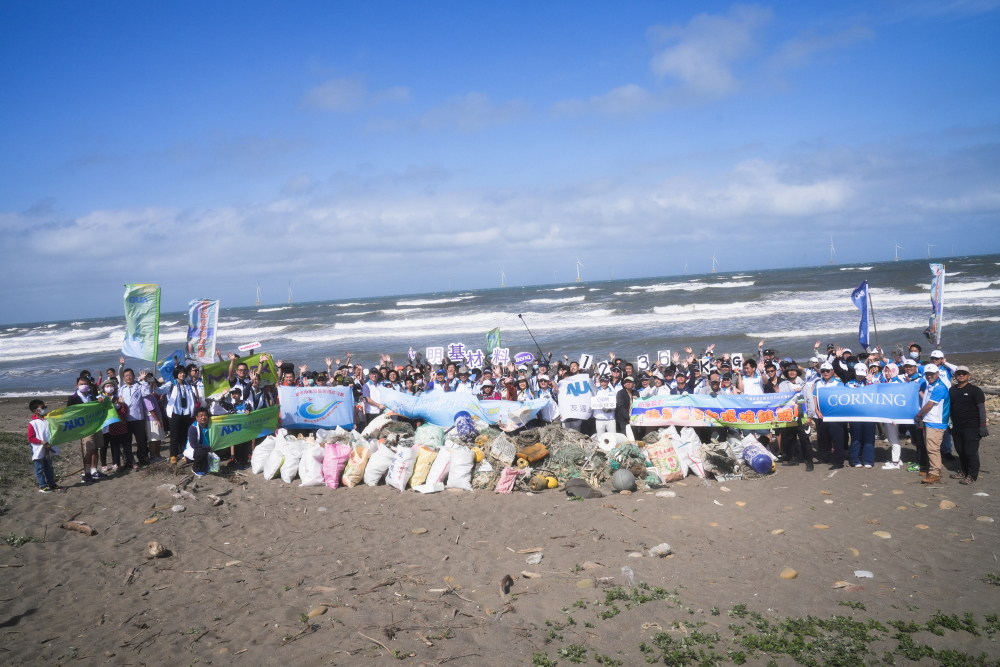 友達永續基金會召集企業志工、產官學和供應商夥伴，在苗栗後龍外埔魚港1340保安林海岸淨攤，齊心協力清除1.2公噸海洋廢棄物，以行動實踐對環境友善的承諾