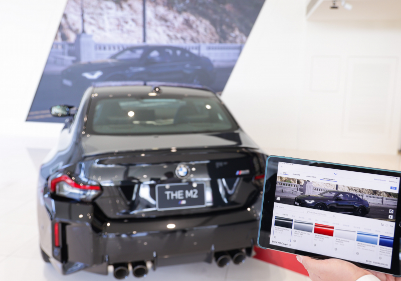 賞車介面即時投放到LED牆上，顧客可即時更換車輛內裝、零件選配與車款配色，提供近乎與實車等比例的沉浸式無死角虛擬賞車體驗