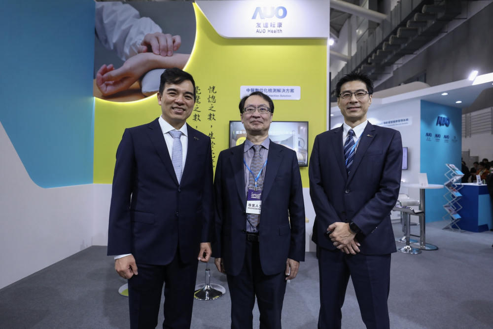 首次於醫療科技展亮相的友達耘康，捐贈數位化檢測設備與研究經費，協助衛福部國家中醫藥研究所打造中醫大數據資料庫。圖由左至右為友達光電執行長暨總經理柯富仁、衛福部國家中醫藥研究所所長蘇奕彰、友達光電智慧醫療事業群總經理廖世宏