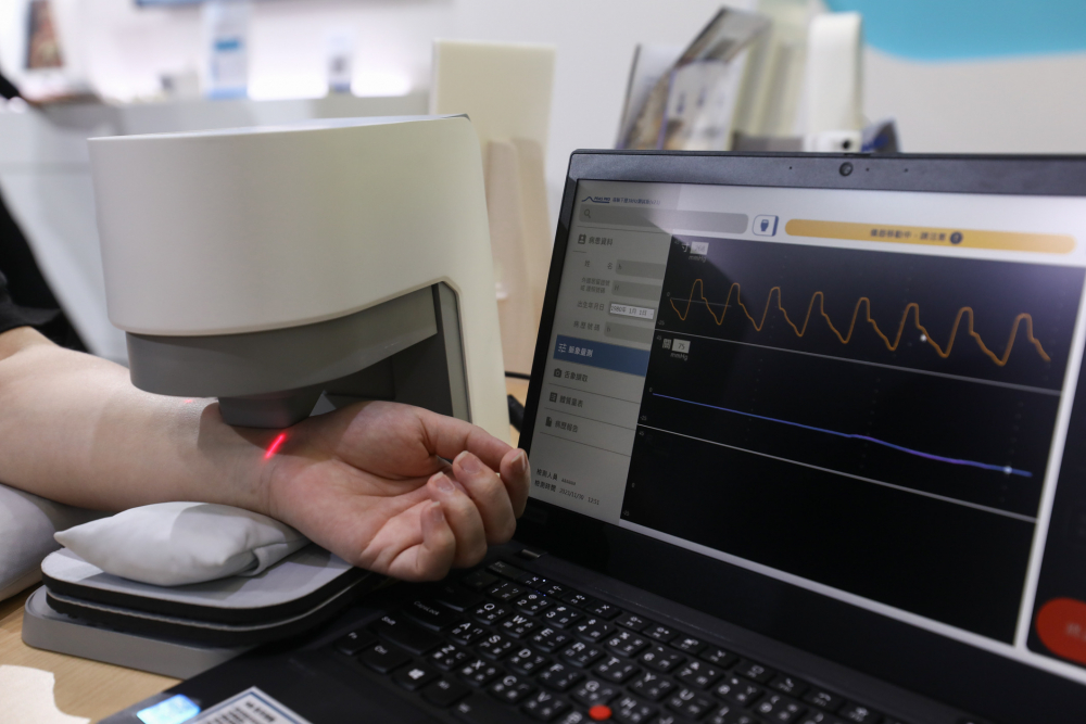 友達耘康脈象檢測系統透過電腦精準控制升降系統，還原中醫師三指把脈過程的舉、按、尋手法，將脈象感受轉化成數據，未來可結合大數據分析，實現智慧醫療及準確性