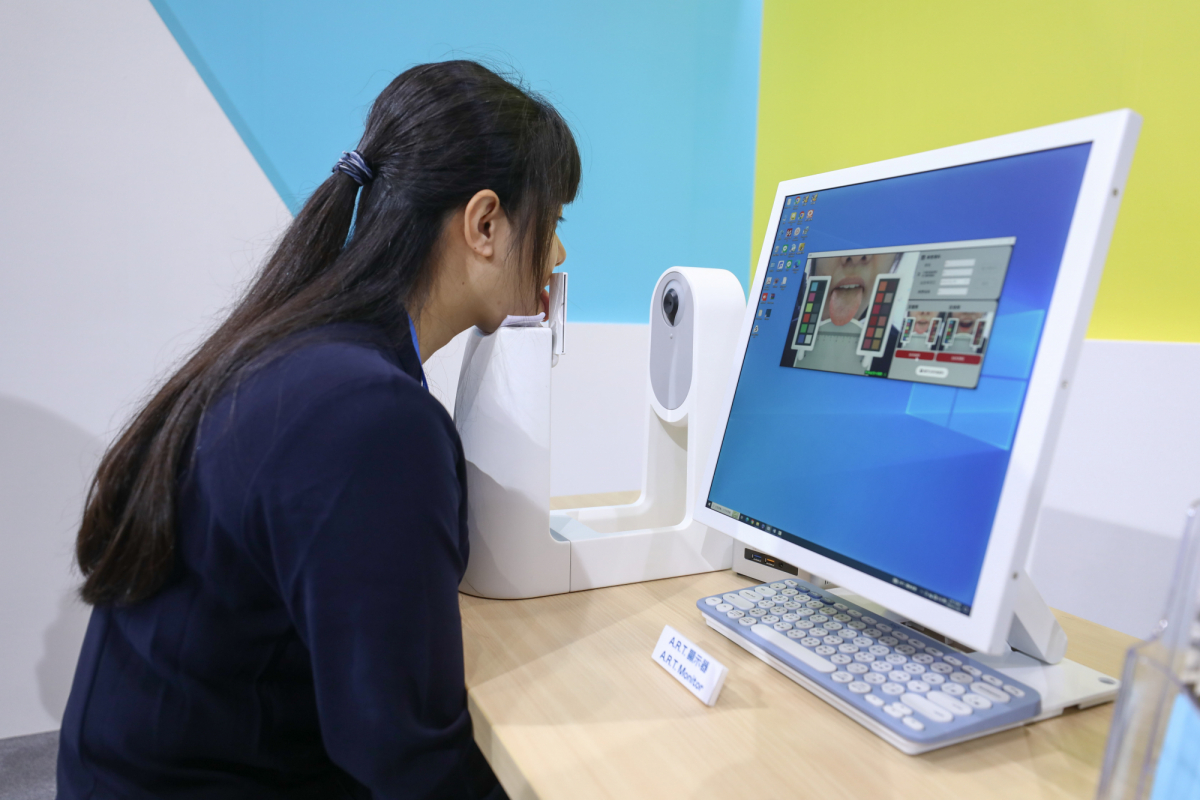 友達耘康延伸友達卓越的感測技術及色彩管理專長，研發出舌象擷取系統，可提供數據化、影像化的檢測結果，輔助醫師與專業醫事人員做為臨床研究、檢測結果評估與檢測紀錄的留存
