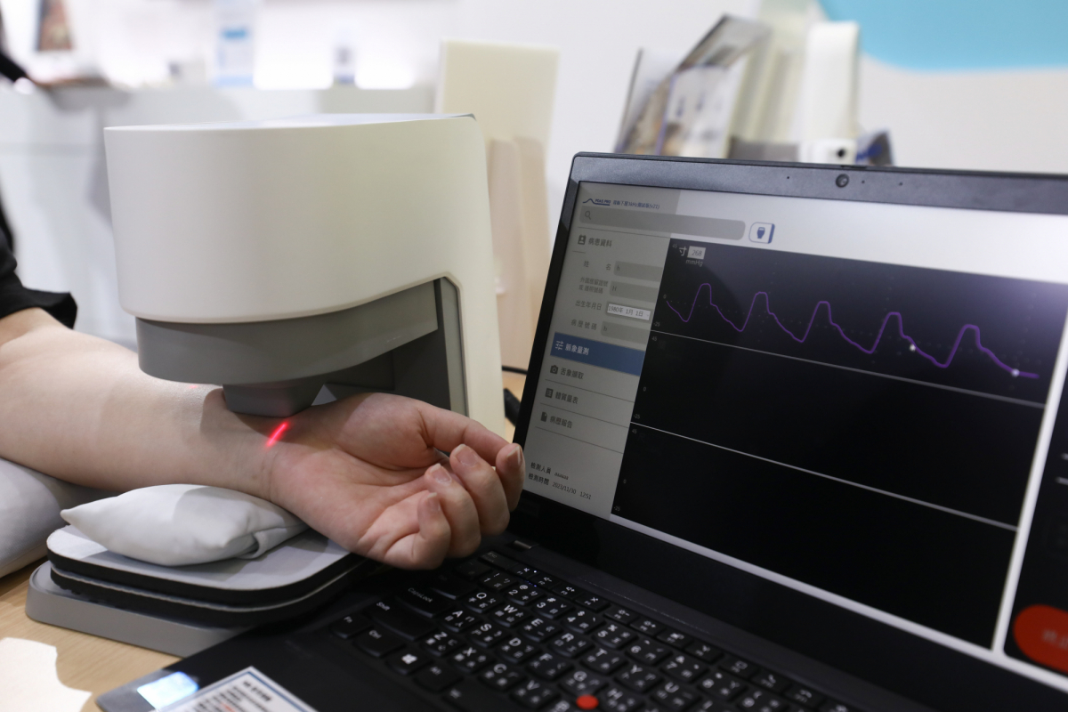 友達耘康脈象檢測系統透過電腦精準控制升降系統，還原中醫師三指把脈過程的舉、按、尋手法，將脈象感受轉化成數據，實現智慧醫療及準確性