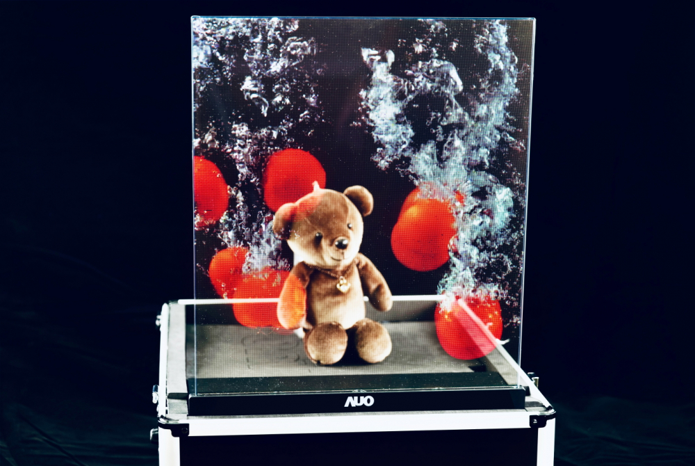 友達以次世代Micro LED顯示技術打造之透明顯示器，具備高穿透、低繞射、高亮度、可拼接之特性，可廣泛應用於智慧移動、零售、育樂和醫療等多元場域