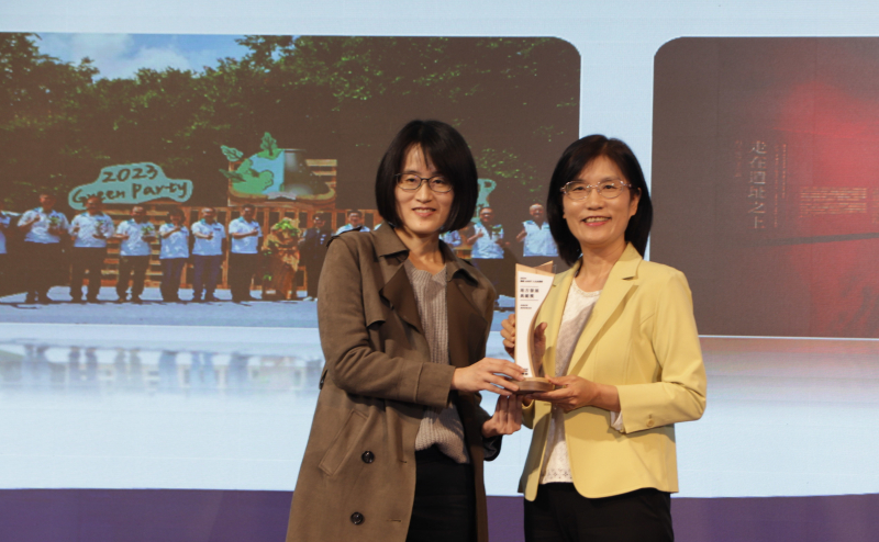 友達保存「西大墩窯遺址」且推廣在地文史教育不遺餘力，今（6）日獲頒「人文企業獎」地方發展獎之最高榮譽典範獎。由文化部陳文婷簡任視察（左）頒獎，友達永續長古秀華（右）代表受獎