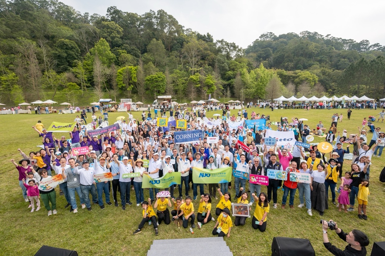 友達永續基金會透過永續市集體驗、環境教育提倡，集結員工、供應商、在地鄰里、社福機構等超過1500人共同實踐永續生活