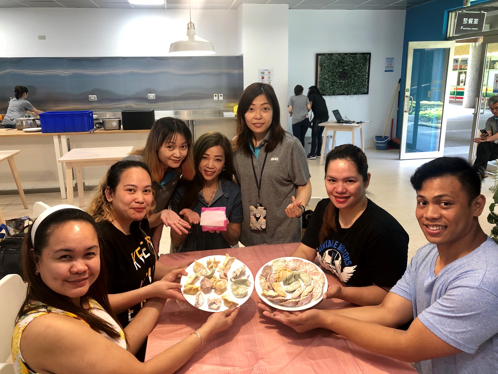 友達將DEI理念貫徹到企業文化和實踐，舉辦如台菲廚藝交流等活動，讓同仁了解彼此文化差異、培養情感