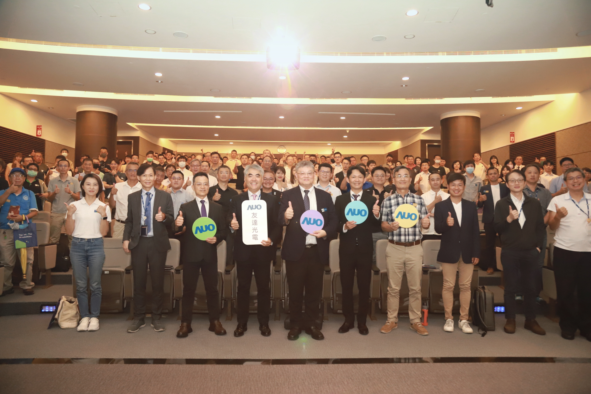 友達光電邀請領域專家共研再生能源發展、電力需求及建築物減碳等議題進行交流，盼共擘綠色永續生態圈的嶄新契機。