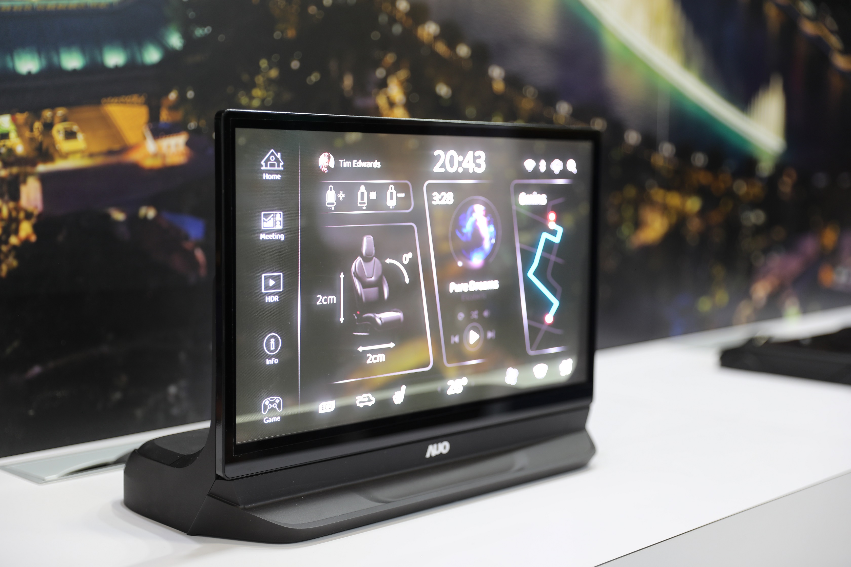 友達將Micro LED透明顯示技術整合黑切換技術的解決方案，釋放強大的技術自主開發能力，跨越室內外應用界限，開創業界第一台17.3吋快速黑切換透明觸控Micro LED顯示器