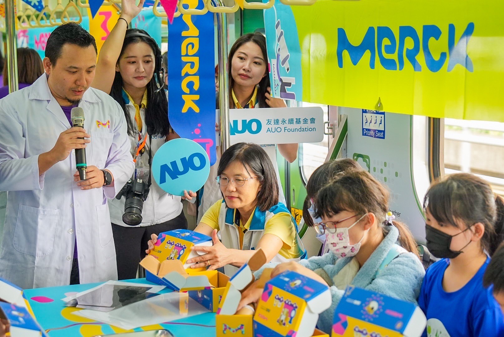 友達以光電、再生能源、水資源三大核心，設計「再生能源和循環經濟」多元永續教育主題，並攜手供應鏈夥伴默克開發創意科學教材及實作體驗，期讓永續素養透過科學探索向下扎根