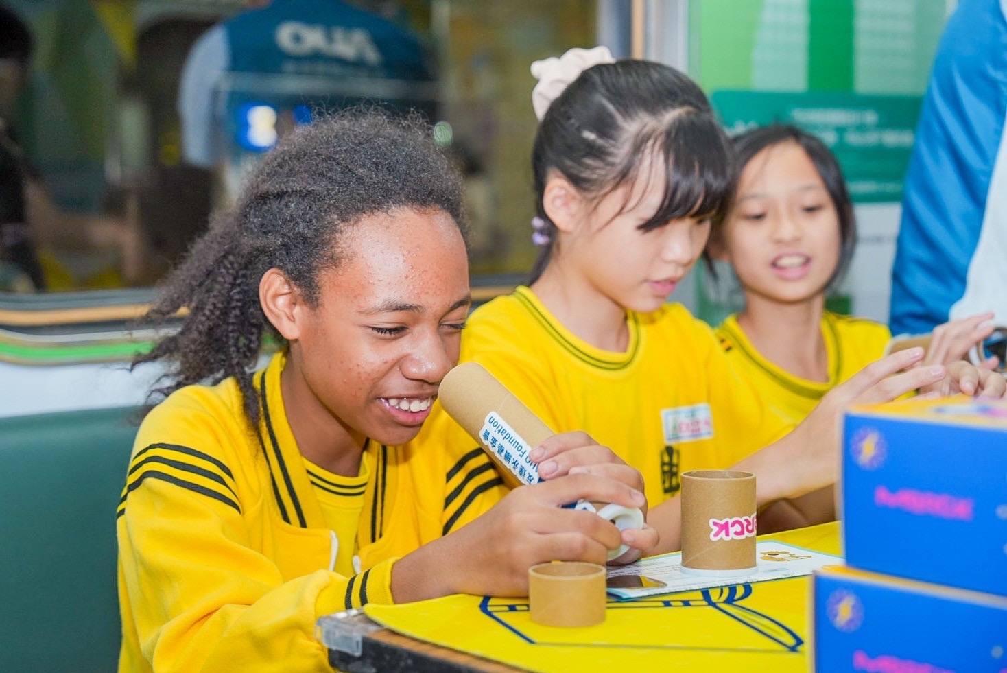 友達與默克分別回收不再使用的偏光片及液晶顯示模組，設計光電課程「玩轉光與闇」，讓學生們親手製作偏光萬花筒與簡易液晶顯示器，實踐循環再生的永續理念