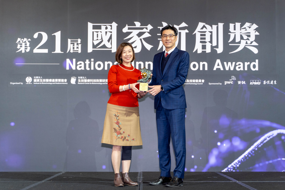 友達旗下子公司友達耘康與達擎分別以「中醫數位化檢測解決方案」及「寬視角3D醫療顯示器」獲得第二十一屆國家新創獎「智慧醫療與健康科技」類別的「企業新創獎」與「國家新創精進獎」兩項殊榮。圖左為衛生福利部政務次長林靜儀、圖右為友達光電智慧醫療事業群總經理廖世宏