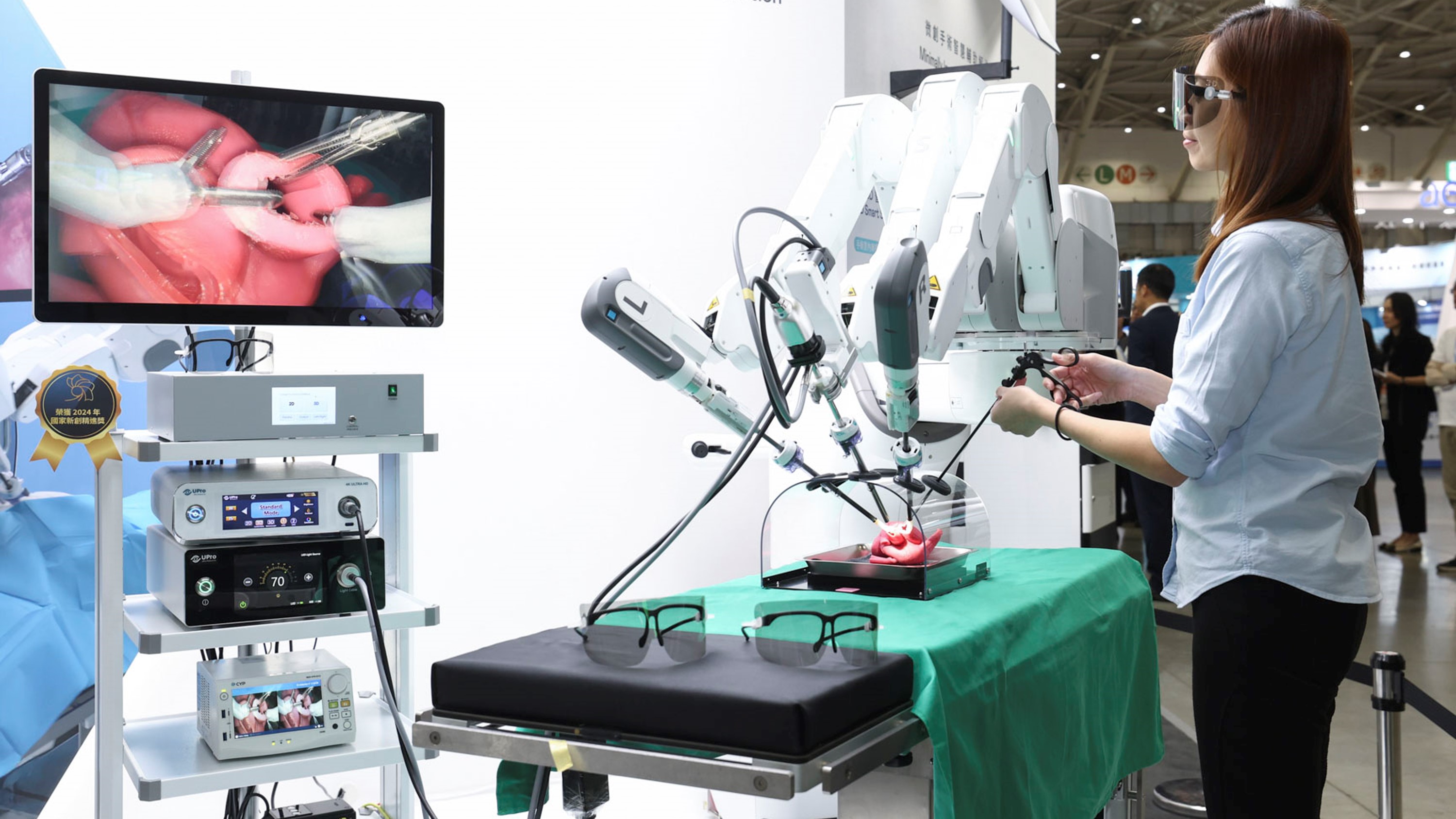 達擎寬視角3D醫療顯示器可應用於機器人手術即時3D解決方案，提供醫療團隊即時、同步的3D手術影像，提升溝通效率與手術安全性