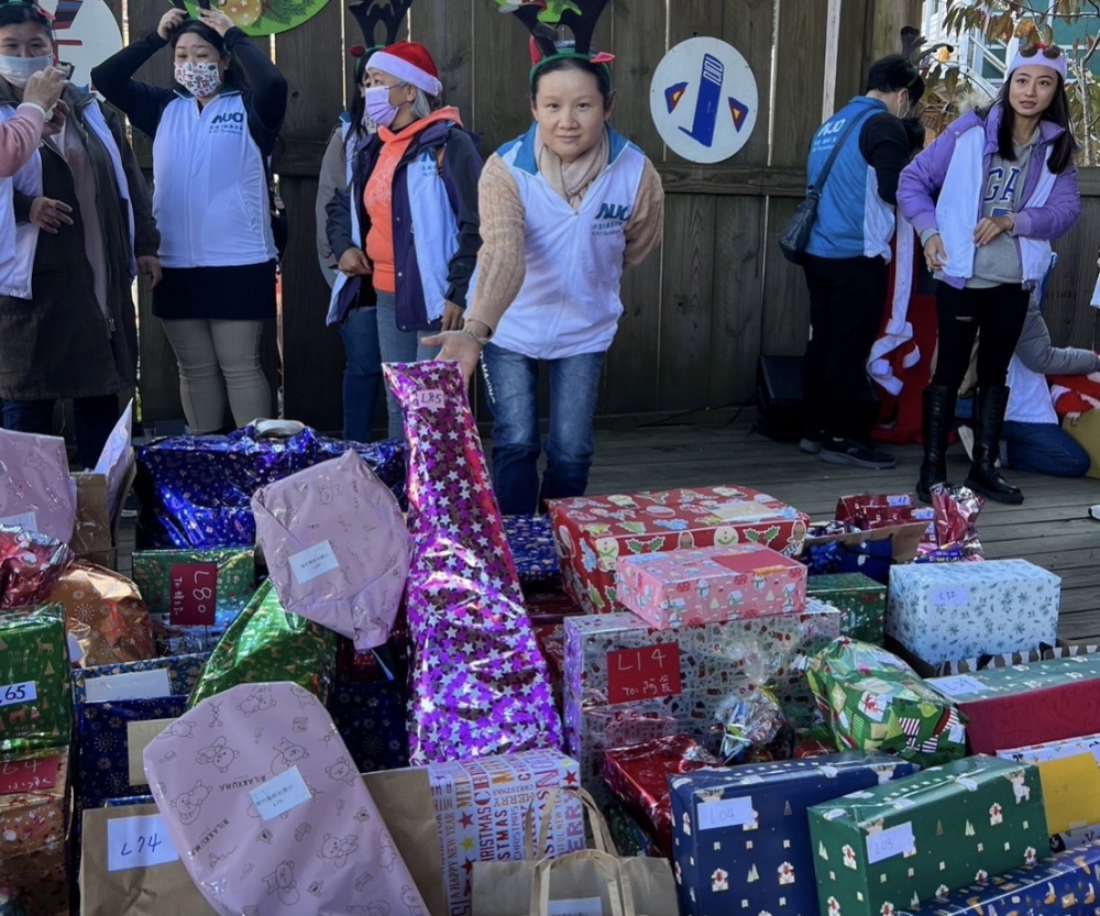 友達永續基金會「圓夢列車」年年迴響熱烈，認捐同仁精心挑選禮物、巧手包裝，整理成隊後，將祝福一一打包送出