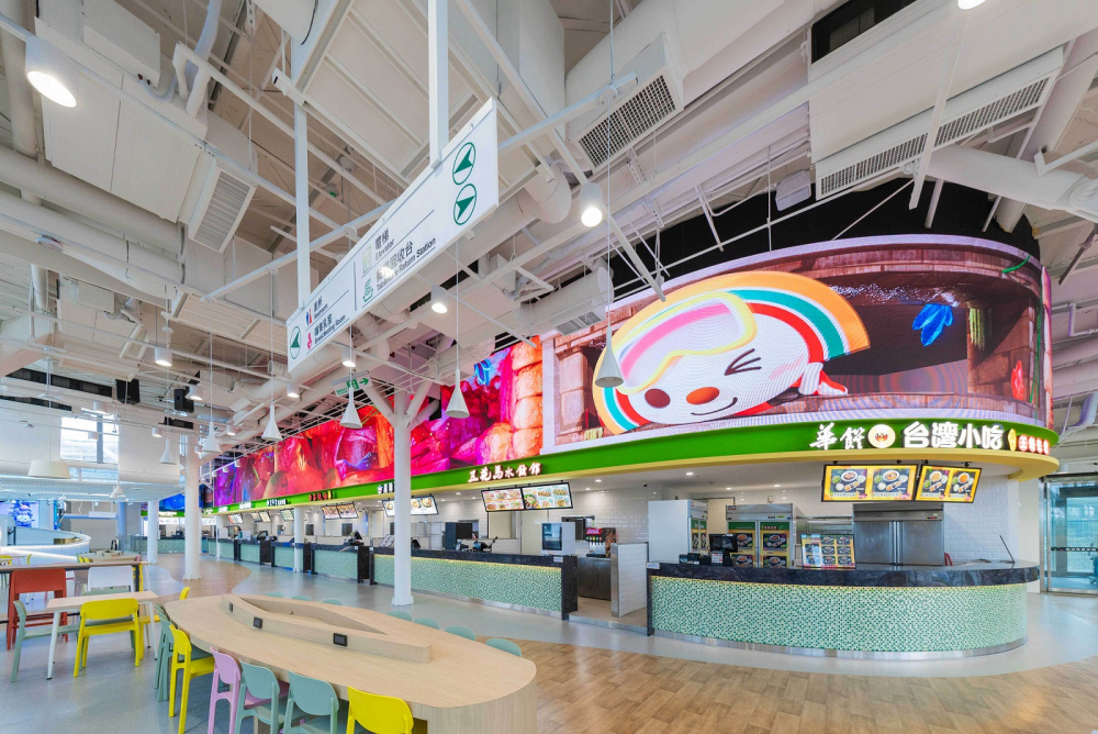 友達穩步推動雙軸轉型策略，旗下子公司達擎攜手傑可達數位與零售業者統一超商合作，為全新改裝開幕的「清水服務區」打造首創的裸視3D體驗牆