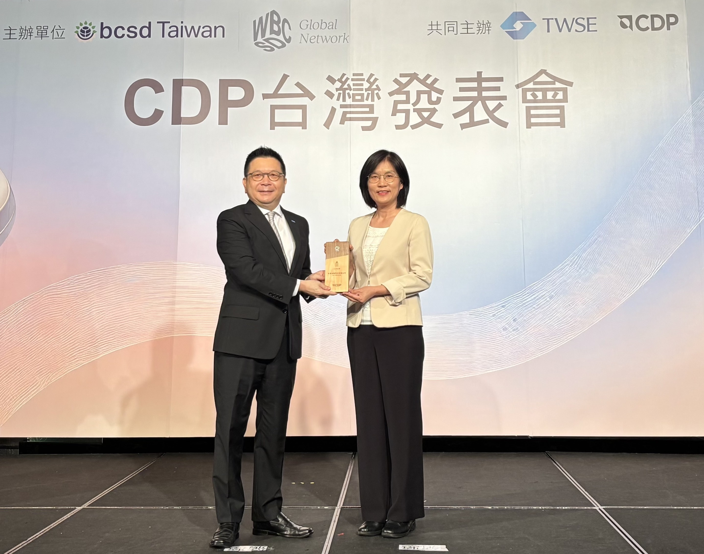 友達永續成果再獲國際評比肯定，獲頒CDP氣候與水資源雙項領導力評級。今由臺灣證券交易所董事長林修銘（左）頒獎，友達光電永續長古秀華（右）代表受獎