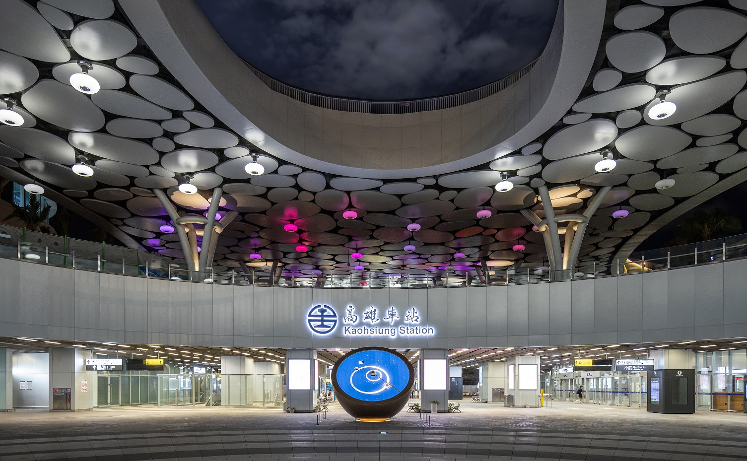 創利空間參與《高雄車站共感空間》公共藝術計畫，擔任視覺科技整合夥伴。於「看時間」天文鐘作品中提供技術指導，整合圓形LED鐘面與鐘體結構，在時間、天象星盤與空間氛圍間生動展演