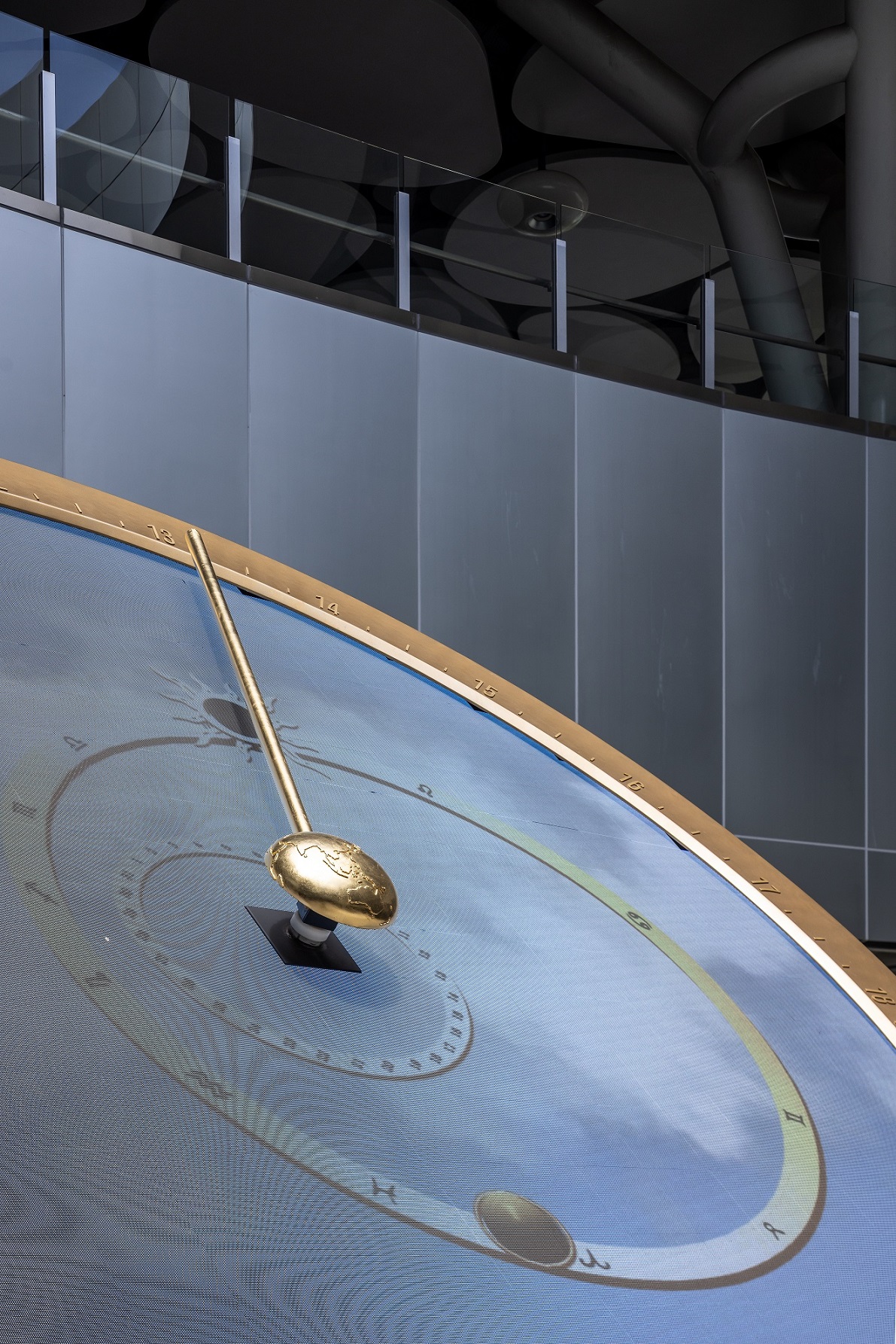 創利空間參與《高雄車站共感空間》公共藝術計畫，擔任視覺科技整合夥伴。於「看時間」天文鐘作品中提供技術指導，整合圓形LED鐘面與鐘體結構，在時間、天象星盤與空間氛圍間生動展演