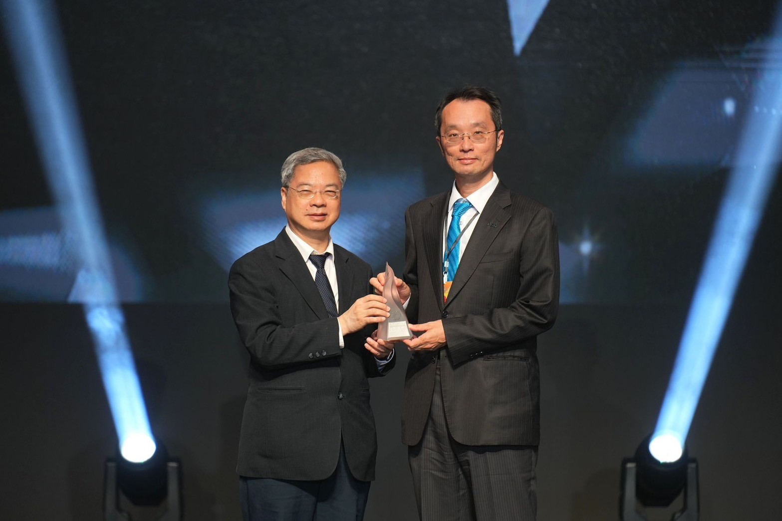 「友達「177吋高透明度Micro LED顯示器」獲得台灣精品銀質獎，由友達光電顯示產品研發總部副總經理吳仰恩（右）代表領獎