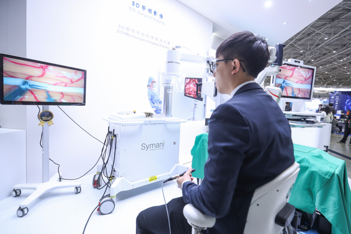 达擎推出〝3D显微手术影像解决方案〞，将3D影像技术从腹腔内视镜手术延伸至神经、血管、淋巴等高难度显微手术，提供超清晰立体视野，协助医疗团队在复杂手术中完成精准细腻操作。