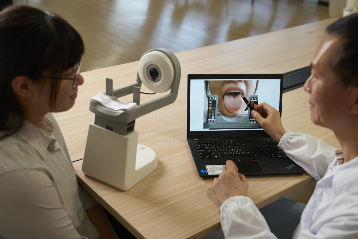 友達耘康的「舌象辨識軟體」則運用AI與大數據技術，可快速辨識舌色、舌形、苔色、苔質等特徵，顯著提升舌象辨識效率，優化檢測流程。