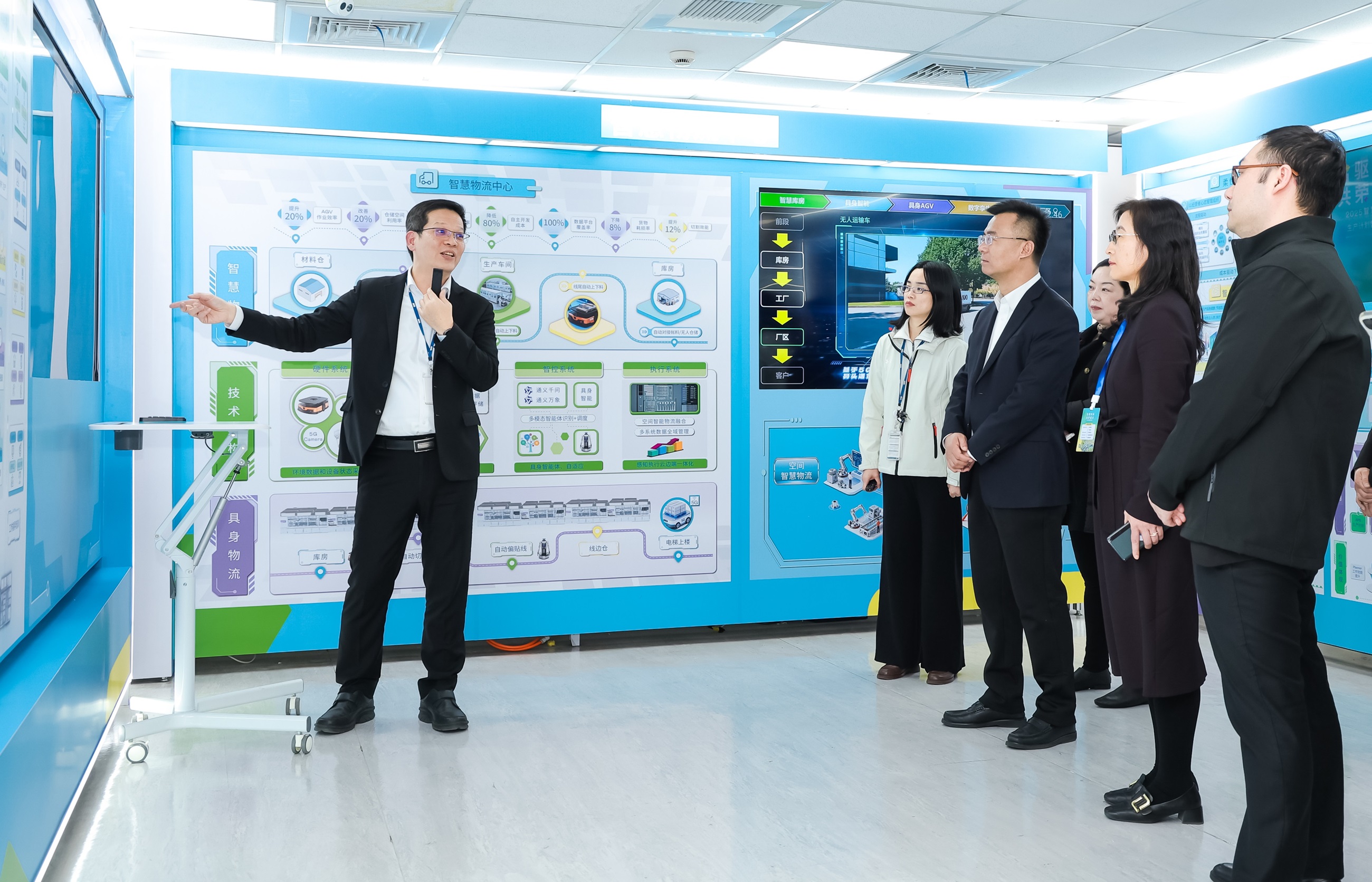k1体育苏州展示&rdquo;智能体&rdquo;在工业场景的深度应用，与&rdquo;具身智能&rdquo;在生产场景的创新整合，全面升级生产与管理流程，构建全链路智能制造体系，打造柔性自主工厂