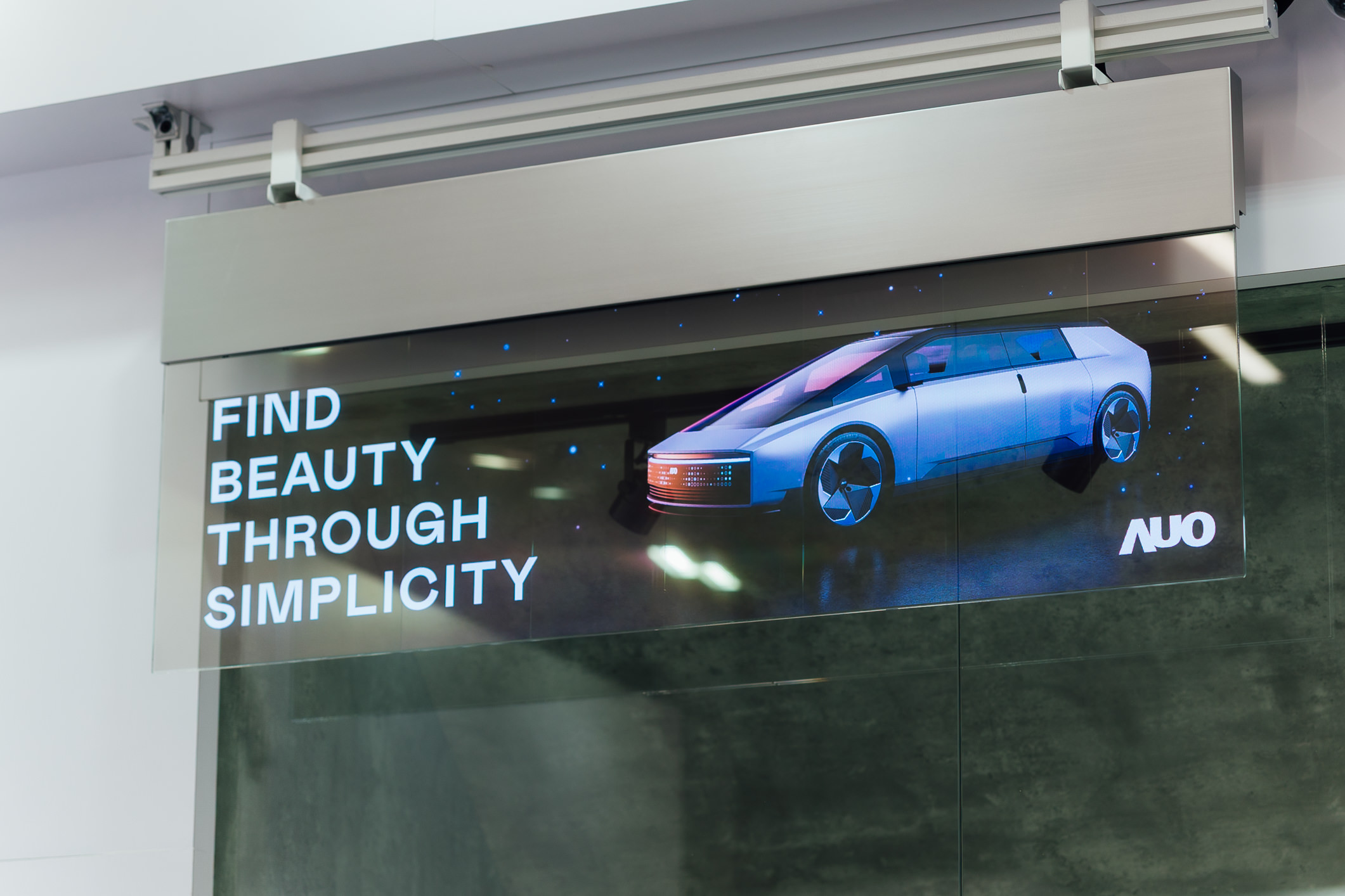 具备高亮度透明感的54吋透明Micro LED智慧广告牌，可无限拼接不同尺寸，营造出兼具科技感与美学的沉浸式氛围，适用于旗舰店、展演空间等多元场域。