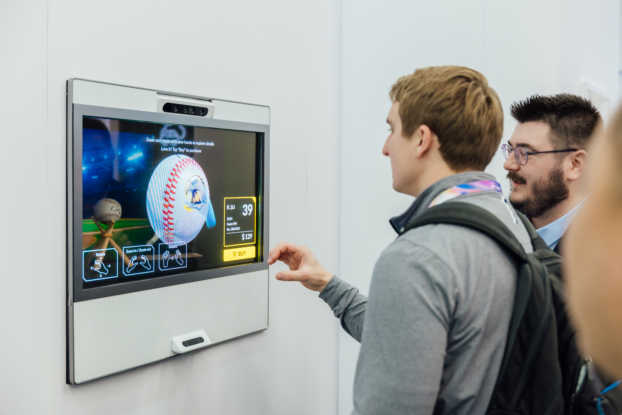 k1体育智慧行动透过专属展间，与客户深度聚焦，密切探讨产品协作共创的机会与落地的可能性，激发人车互动的创新再进化，并结合输出国际的Micro LED前瞻技术跨界应用，揭开更多元精彩的应用情境。