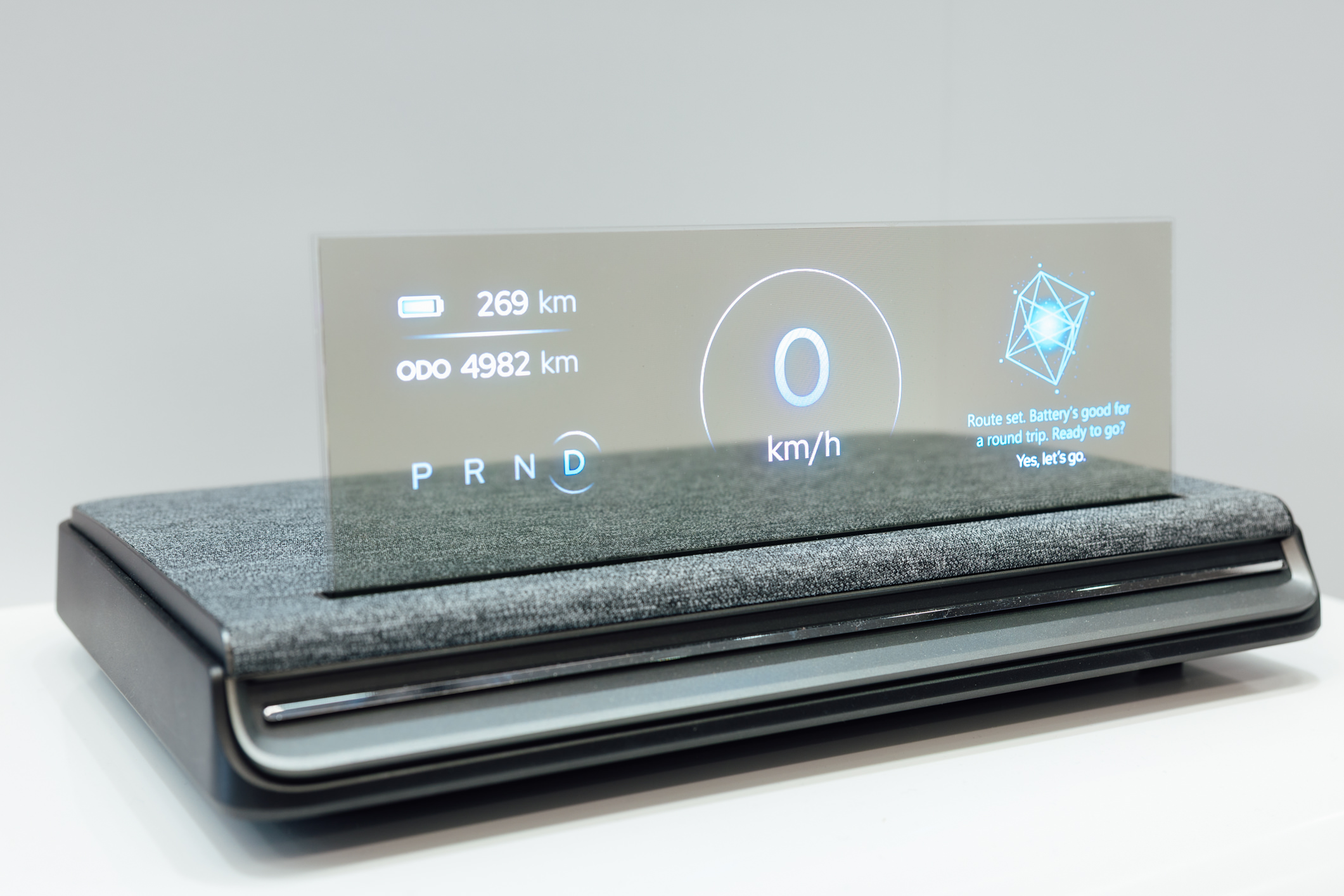 全球首款Aero Module透明Micro LED显示器模块外观轻盈通透，可与数字内容完美融合，提供动态显示、先进控制、个人化沉浸感受。